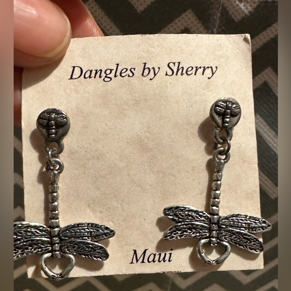 241. Silver plated fashion jewelry dragonfly earrings NEW